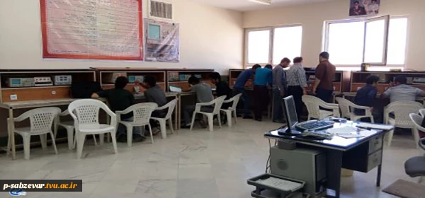 نمای داخلی کارگاه الکترونیک