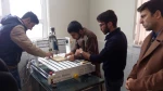 دانشجویان واستادمشاوردرحال آزمایش دستگاه CNC