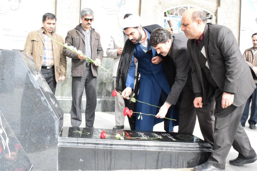 غبارروبی و اهداء شاخه گل به مزار شهدای گمنام توسط مسئولین ، کارکنان و دانشجویان به مناسبت دهه مبارکه فجر