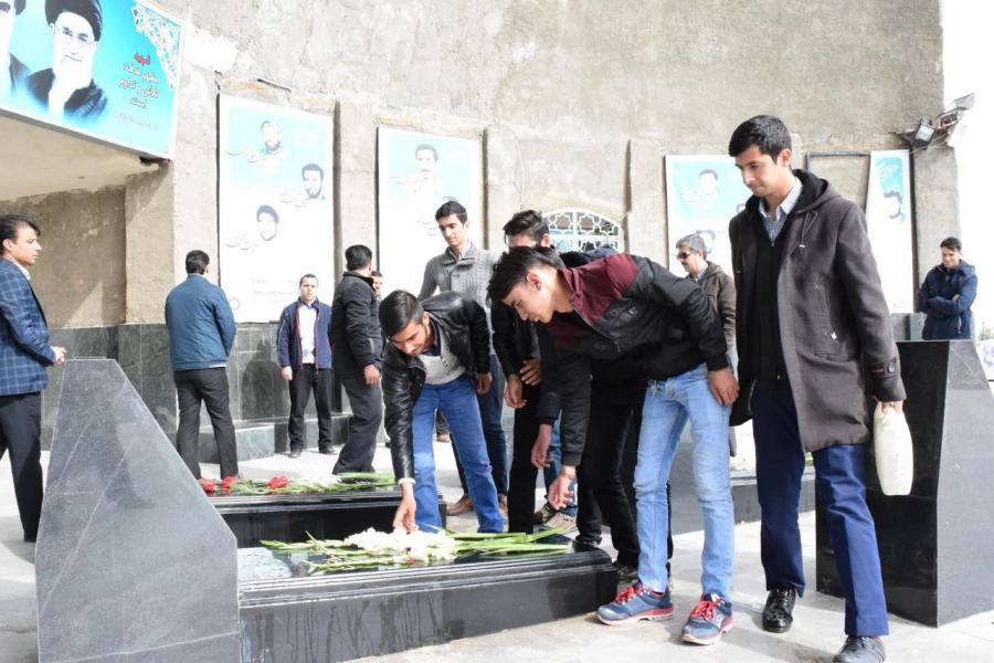 غبارروبی و اهداء شاخه گل به مزار شهدای گمنام توسط مسئولین ، کارکنان و دانشجویان به مناسبت دهه مبارکه فجر
