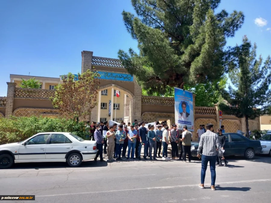 برگزاری مراسم تشییع و تدفین شهیدمدافع حریم حیا وعفت ، شهید غیرت باحضورخانواده های محترم شهدا و مردم شریف وشهیدپرور دیار سربداران وحضور ریاست ، کارکنان ،اساتید و دانشجویان دانشکده های فنی و حرفه ای سبزوار
 2