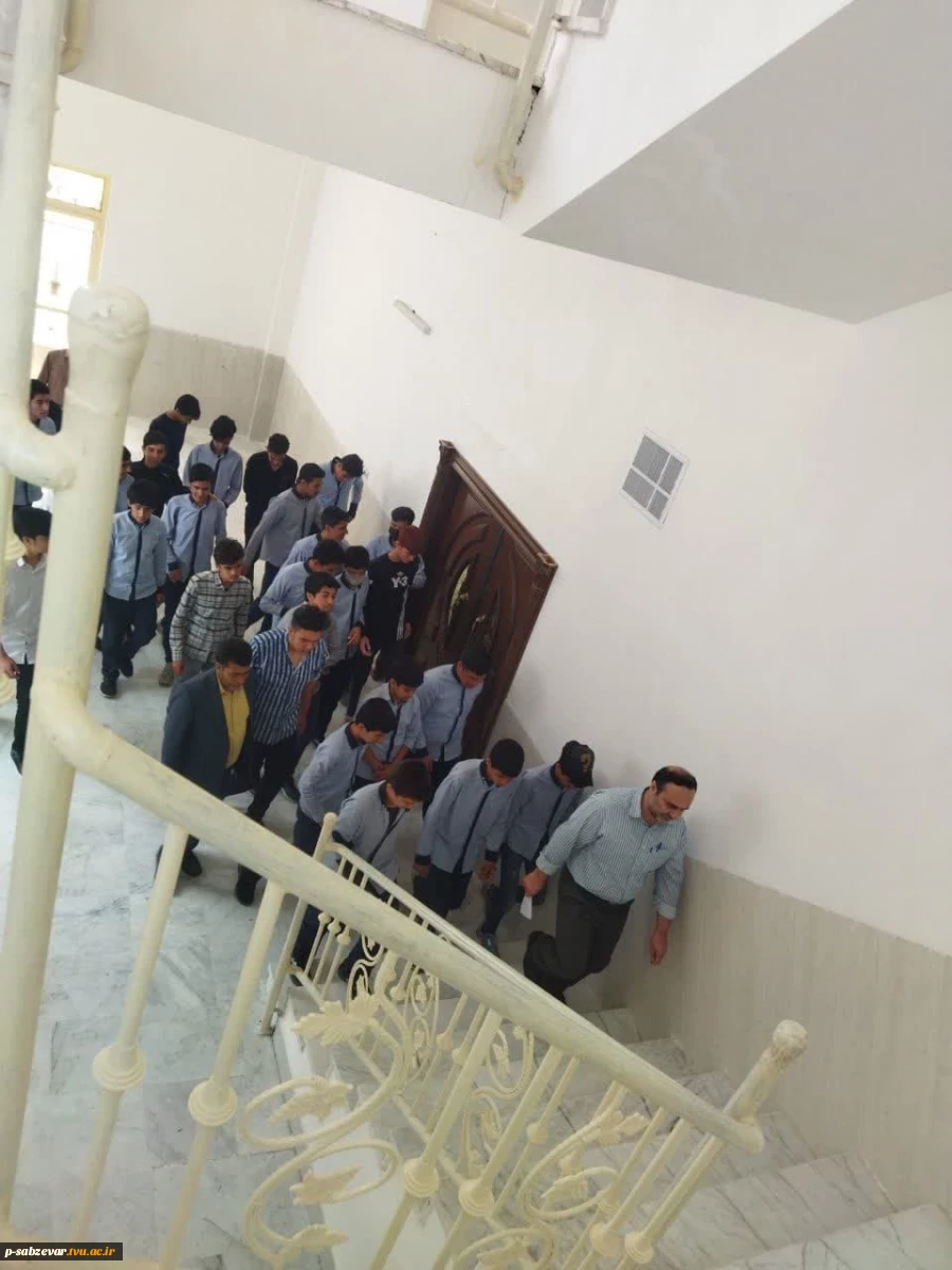 بازدید جمعی از دانش آموزان هنرستانی از دانشکده فنی و حرفه ای امام خمینی (ره ) سبزوار به مناسبت هفته مشاغل  3